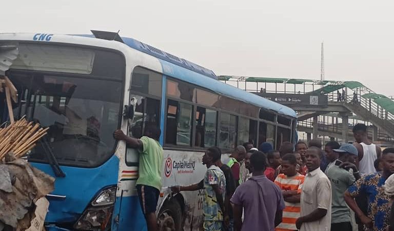 BREAKING: Truck rams into BRT on Lagos-Ibadan Expressway